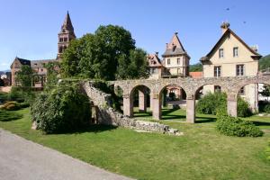 eine alte Steinbrücke vor einem Gebäude in der Unterkunft Hôtel Restaurant La Cigogne in Munster