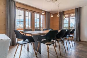 una sala da pranzo con tavolo e sedie di Apartment Bränderli - GRIWA RENT AG a Grindelwald