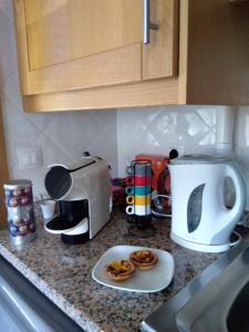 eine Küchentheke mit einem Toaster und einem Teller mit Lebensmitteln in der Unterkunft Alto Aguieira in Viseu