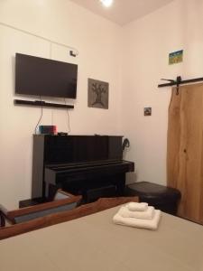 a living room with a piano and a television at ngopp a via nova in Agropoli
