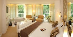 Posteľ alebo postele v izbe v ubytovaní Amfora Hvar Grand Beach Resort