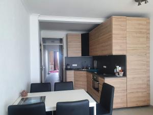 
A kitchen or kitchenette at Appartement met 2 slaapkamers op zeedijk Middelkerke
