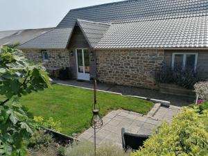 a house with a yard with a yard at Gîte Ti-Maes in Briec