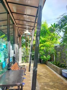 d'une terrasse avec un banc et une lampe suspendue. dans l'établissement Nemo 2 Resort, à Ao Nang Beach