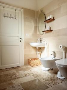 La salle de bains est pourvue d'un lavabo, de toilettes et d'un miroir. dans l'établissement Giardino Frannicola, à Maglie