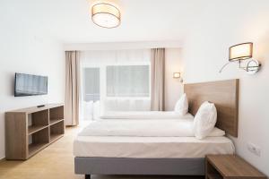 Un pat sau paturi într-o cameră la Aurora Rooms - 290m from Aqua Park