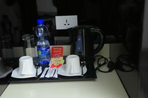 Příslušenství pro přípravu čaje a kávy v ubytování Check Inn Hotel Addis Ababa