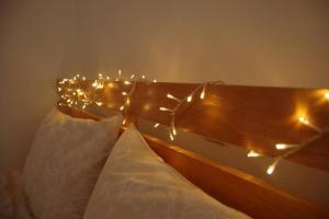 una camera da letto con un letto illuminato di B2 - The cozy one a Aigio