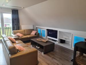 Gulden Vlies ref 309 في أوستدوينكيرك: غرفة معيشة مع أريكة وتلفزيون