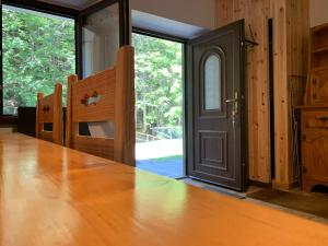 Cette chambre est dotée de parquet et d'une porte. dans l'établissement alla curva del Pagliai, à Abetone