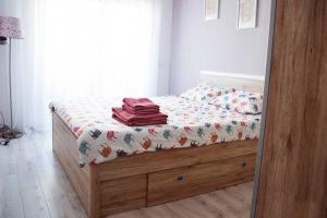 um quarto com uma cama com uma estrutura em madeira em Dream Apartment+parcare gratuita em Oradea