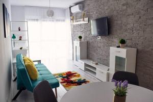 uma sala de estar com uma mesa e uma cadeira verde em Dream Apartment+parcare gratuita em Oradea