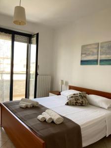 een slaapkamer met een bed met twee handdoeken erop bij Essence Appartament in Polignano a Mare