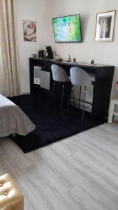 una camera da letto con scrivania e 2 sgabelli di Room Of Lux SPA " TABARKA " a Spa