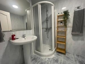 Koupelna v ubytování Escondite Real - Royal Hideaway - Vivienda con Fines Turísticos Hospital de San Miguel + 16 fotografií
