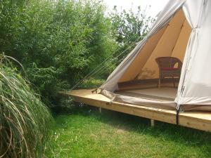 une tente avec une chaise à l'intérieur dans l'établissement Aille River Tourist Hostel Glamping Doolin, à Doolin