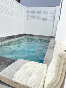 ein großer Pool mit einer Matratze darin in der Unterkunft CASA CALMA y LUZ in El Pozo de los Frailes + 35 Fotos