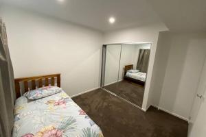 Postel nebo postele na pokoji v ubytování Spacious, Contemporary and Self-Contained with Beautiful Views
