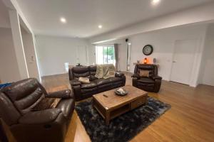 Posezení v ubytování Spacious, Contemporary and Self-Contained with Beautiful Views