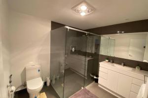 Koupelna v ubytování Spacious, Contemporary and Self-Contained with Beautiful Views