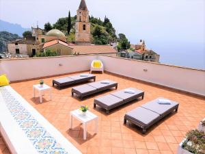 - un toit-terrasse avec des lits et des tables sur le toit dans l'établissement La Casa Dei Venti, à Amalfi