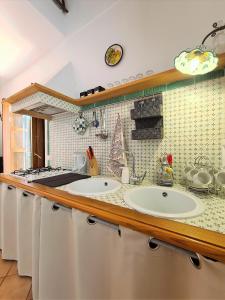 une cuisine avec deux lavabos et un comptoir dans l'établissement La Casa Dei Venti, à Amalfi