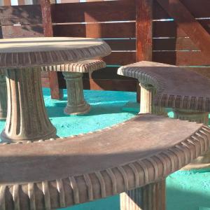 due panchine di pietra sedute accanto a un tavolo di Castle de Dios a Novi Sad
