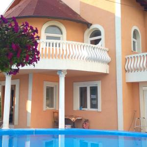 una casa con balcone e piscina di Castle de Dios a Novi Sad