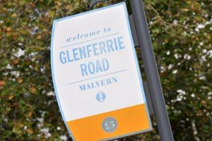 a sign for the entrance to the glenfederride road at Malvern Backpackers in Melbourne