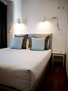 A bed or beds in a room at The Bulldog Inn - Duna Parque Group
