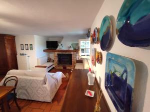 ein Wohnzimmer mit einem Sofa und einem Tisch in der Unterkunft Independent apartment with a fabulous patio - Casa Penny in Cisano sul Neva