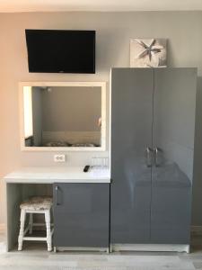 a desk with a mirror and a tv on a wall at Семейна къща “Вълчеви” in Kiten +61 photos