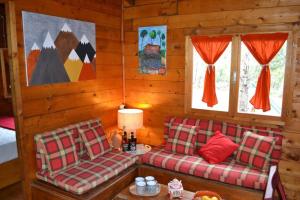 Posezení v ubytování Intry Etna Chalet