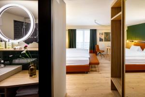 Hotel Hirschen Wildhaus客房内的一张或多张床位