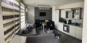ein Wohnzimmer mit einem Sofa und einem Tisch in der Unterkunft Apartment Janine in Krauschwitz