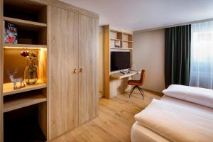 Hotel Hirschen Wildhaus客房内的一张或多张床位