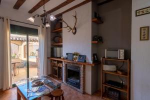 ein Wohnzimmer mit Kamin und Tisch in der Unterkunft Casa De Nohales in Nohales + 92 Fotos