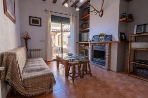 ein Wohnzimmer mit Couch und Kamin in der Unterkunft Casa De Nohales in Nohales