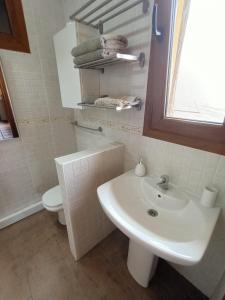 uma casa de banho com um lavatório branco e um WC. em Apartamento Mencey de StarApsTenerife em Sauzal