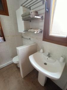 A bathroom at Apartamento Mencey de StarApsTenerife Még 3 kép