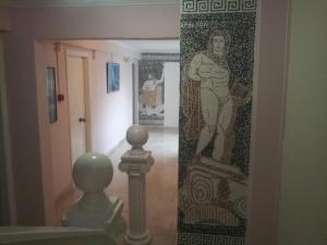 mozaikowa ściana w korytarzu z obrazem w obiekcie Hotel Apollon w mieście Rio