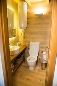 A bathroom at Kamena Kuća Hutovo Blato
