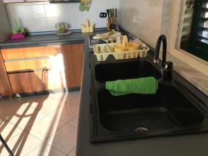 A kitchen or kitchenette at Appartamento Le Cannella