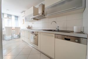 Kuchnia lub aneks kuchenny w obiekcie Adria Split Apartment