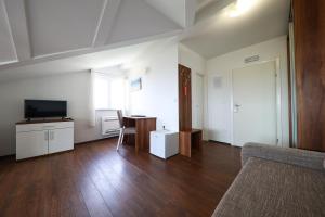 TV a/nebo společenská místnost v ubytování Hotel Murter + 37 fotografií