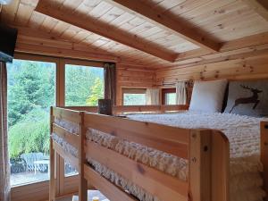 a bedroom with a bed in a log cabin at Alm-Ferienhaus Gaisegg am Klippitztörl in Bad Sankt Leonhard im Lavanttal