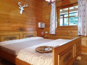 Łóżko lub łóżka w pokoju w obiekcie Alm-Ferienhaus Gaisegg am Klippitztörl
