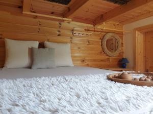 Łóżko lub łóżka w pokoju w obiekcie Alm-Ferienhaus Gaisegg am Klippitztörl