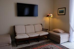 un soggiorno con divano, sedia e TV di B&B Relais Radoccia a San Vito Chietino
