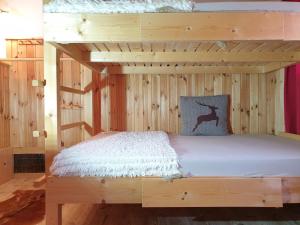 Łóżko lub łóżka w pokoju w obiekcie Alm-Ferienhaus Gaisegg am Klippitztörl